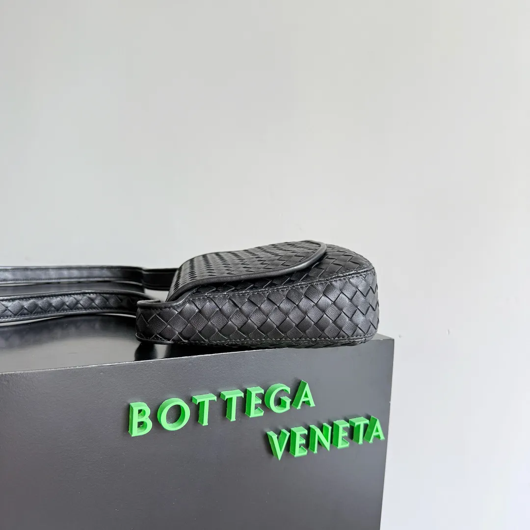 Batch 2020 BOTTEGA VENETA2025 new Veneto flip back bag has been changed from the previous zipper style to a flip design, which is safe, convenient and fashionable. The suction buckle style is also more popular among boys and girls❤️but the zipper compartment is still retained inside. It is not only comfortable, but also elegant and calm, and looks more casual. It is suitable for matching with all kinds of business and casual clothes 😊 to add casual sexiness and make the outfit more complete. The weaving process looks more old-money and retro, and it also has piping processing. Suitable for daily scenes such as shopping and commuting, comfortable and stylish! 💼 Style number: 843836 Color: black Size: 26*18.5*5cm